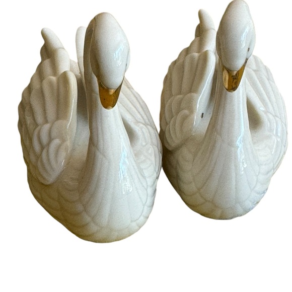 Pair of Vintage Lenox Porcelain Swan
Figurines with Gold Painted Beaks. RARE. EC - Picture 5 of 7